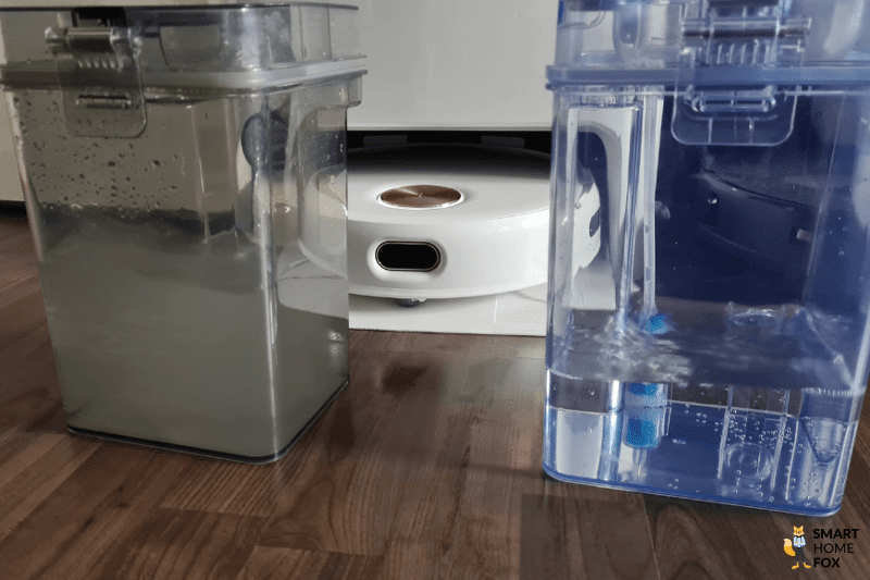 Der Frischwassertank und der Schmutzwassertank der Yeedi Floor 3 Station sind zu sehen.